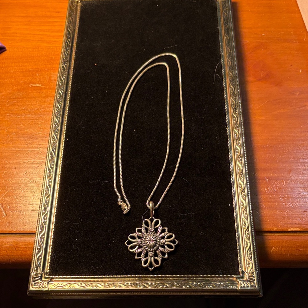 Elegant Silver Floral Pendant Necklace